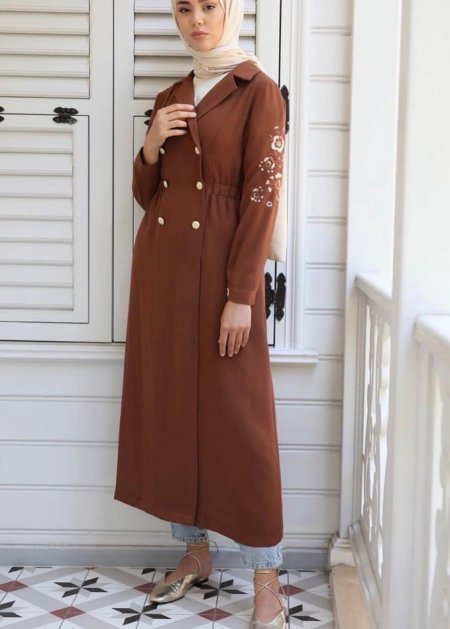 جكيت طويل بأكمام مطرزة