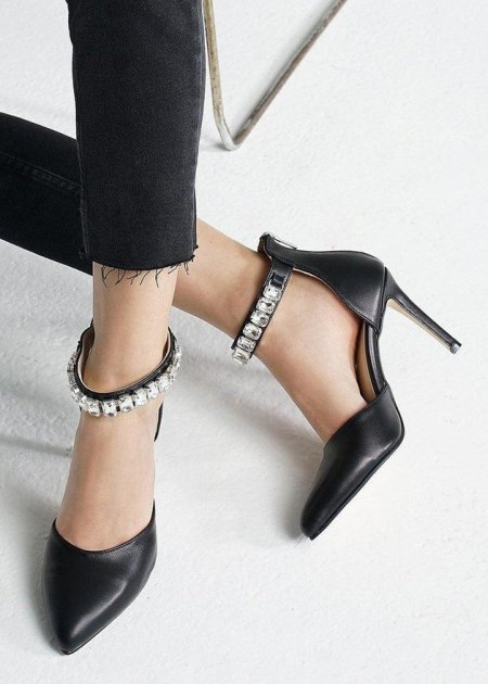 حذاء كعب عالي