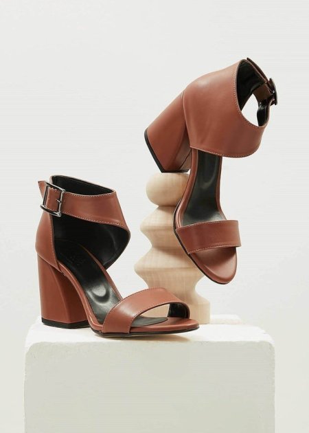 صندل كعب عالي