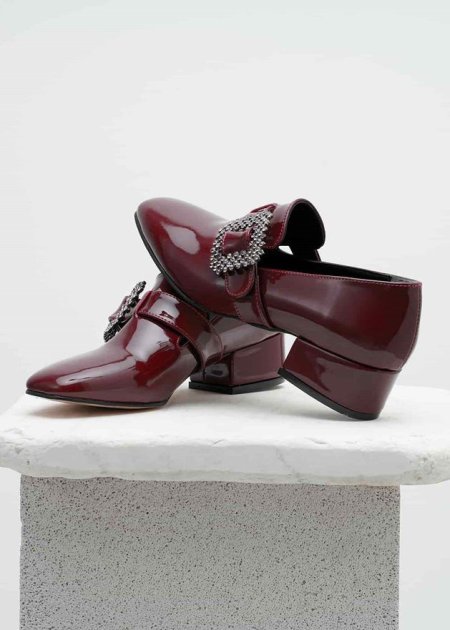 حذاء كعب قصير