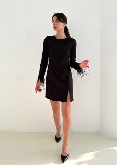 فستان بأكمام ريش